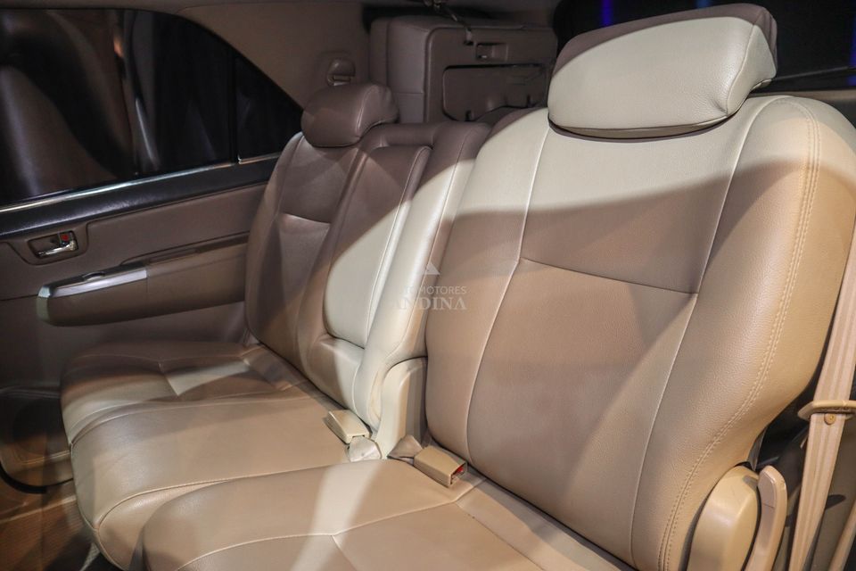 TOYOTA FORTUNER 2.7L AT 2700CC 4X2 2012