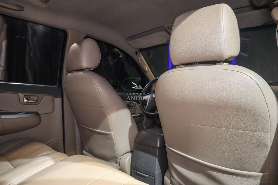 TOYOTA FORTUNER 2.7L AT 2700CC 4X2 2012