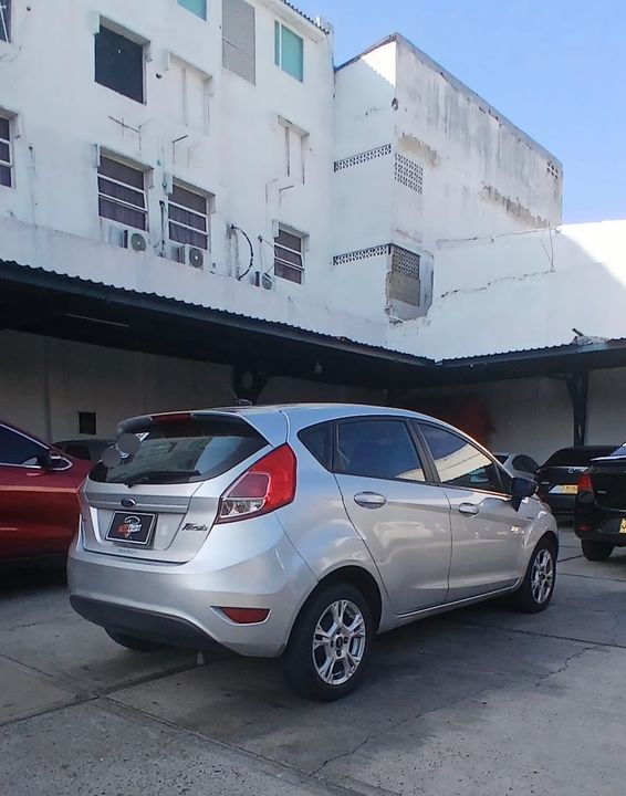 FORD FIESTA HATCHBACK SE MT 1600CC 5P 2015