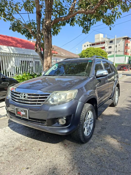 TOYOTA FORTUNER 2.7L AT 2700CC 4X2 2012