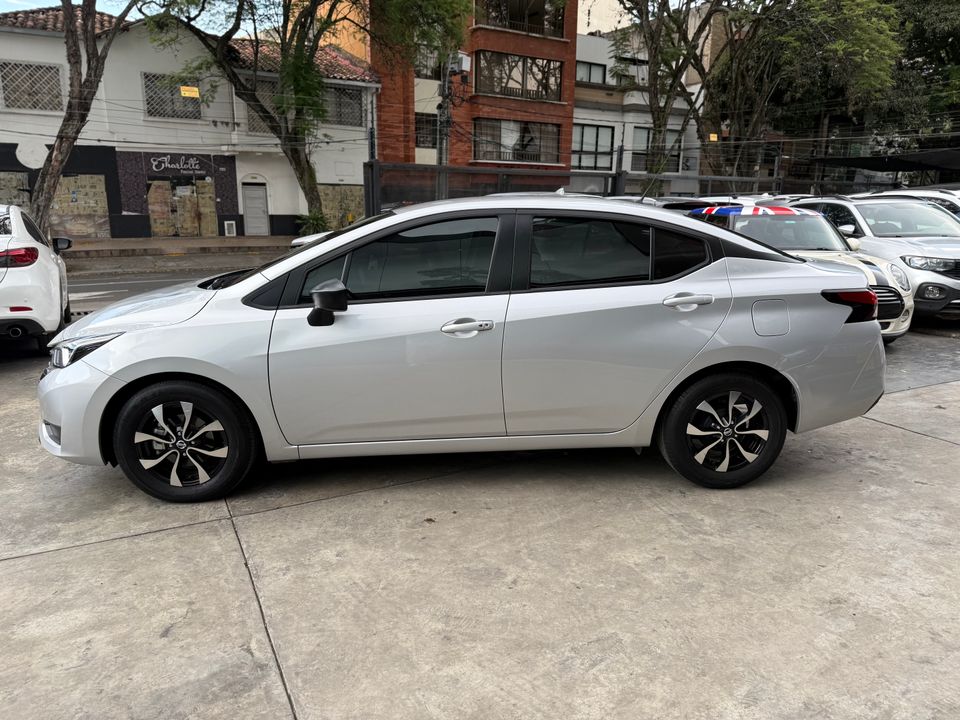NISSAN VERSA SENSE AT 1600CC RIN 15 2024