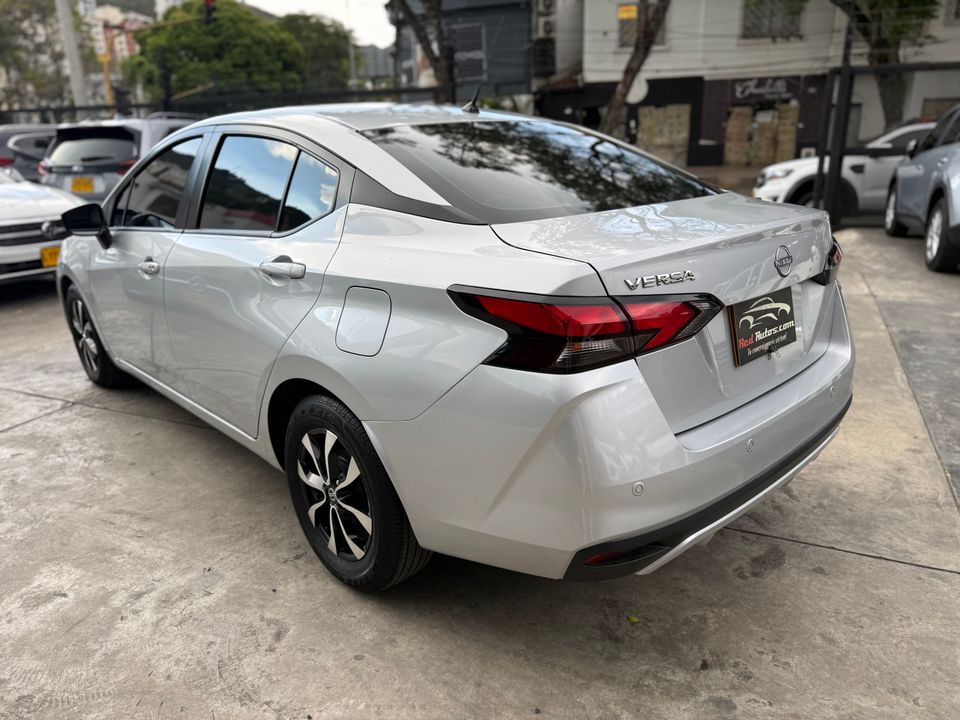 NISSAN VERSA SENSE AT 1600CC RIN 15 2024