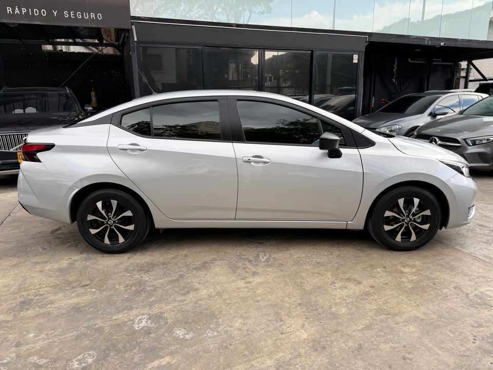 NISSAN VERSA SENSE AT 1600CC RIN 15 2024