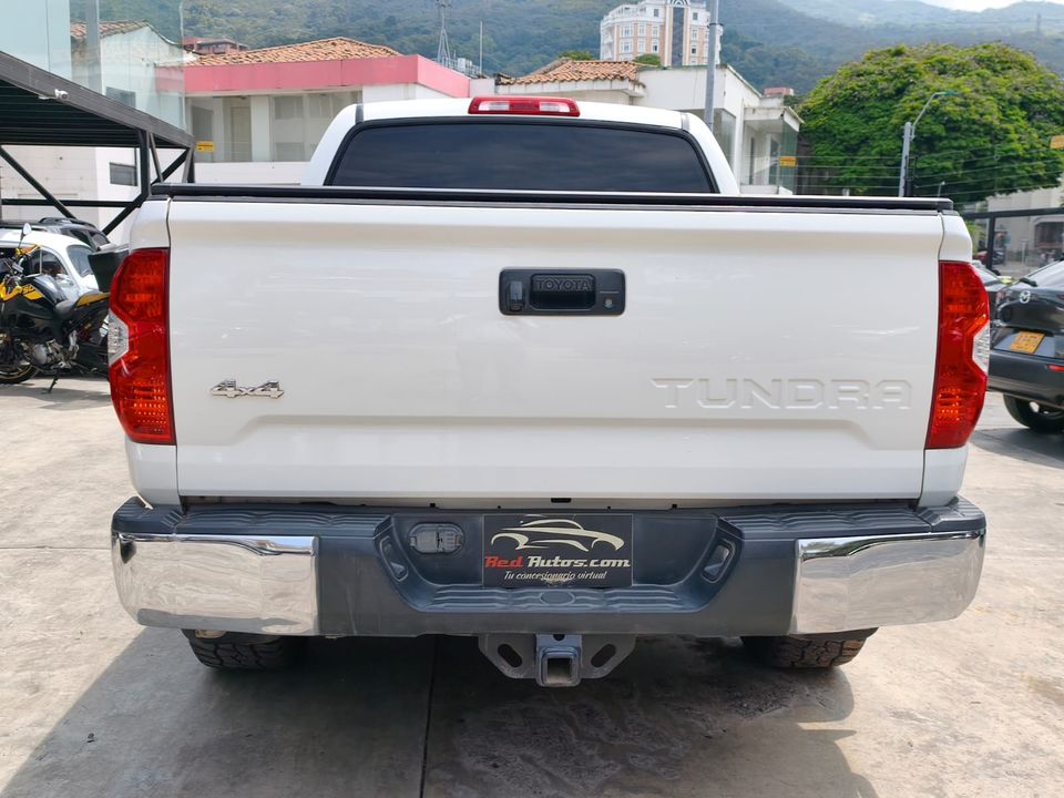TOYOTA TUNDRA CREWMAX PLATINUM AT 5700CC 4X4 2017