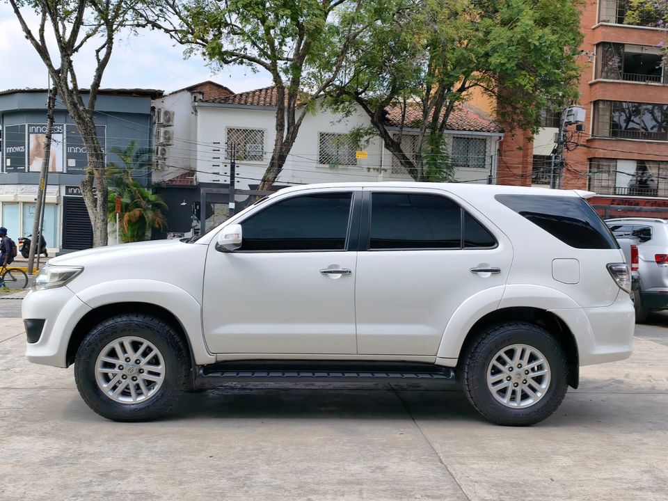 TOYOTA FORTUNER 2.7L AT 2700CC 4X4 2013