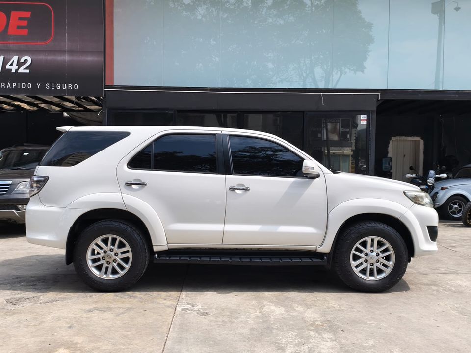 TOYOTA FORTUNER 2.7L AT 2700CC 4X4 2013